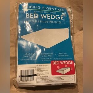 Bed Wedge zippered pillow protector